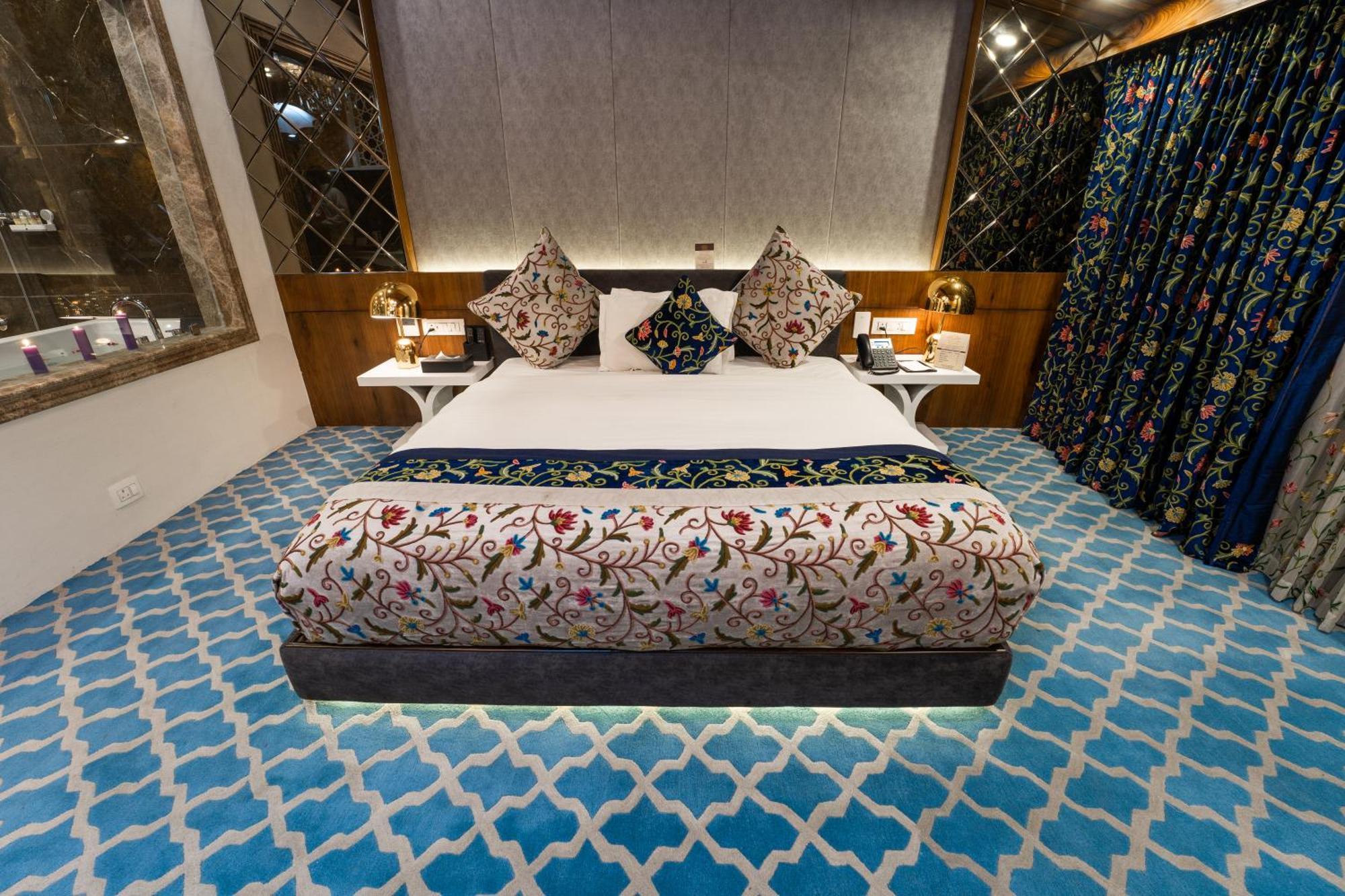 Hotel Snowland, Srinagar Экстерьер фото